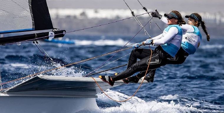Victoria Travascio y María Sol Branz compiten en la clase 49er FX de vela.