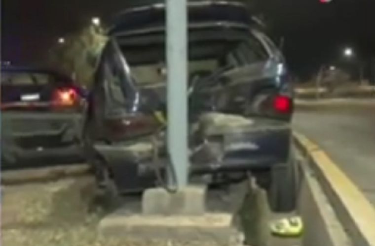 Así quedó el vehículo tras dar marcha atrás e impactar contra el poste de luz Foto: Captura de video