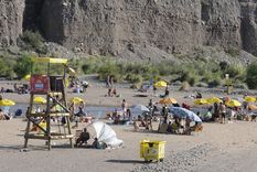 Tras la falta de lugares para refrescarse, muchos mendocinos se refrescan en canales de riego que resultan sumamente peligrosos.