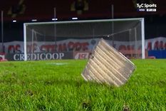 Insólito: los hinchas de Colón terminaron tirando hasta baldozas a la cancha. Foto: captura de TV. Insólito: los hinchas de Colón terminaron tirando hasta baldozas a la cancha. Foto: captura de TV.