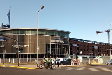 MDZol | Por distintos medios, tanto fluviales como terrestre y aéreo, miles de argentinos viajaron a Uruguay en la previa a las fiestas de fin Navidad y fin de año Foto: ALF PONCE MERCADO / MDZ