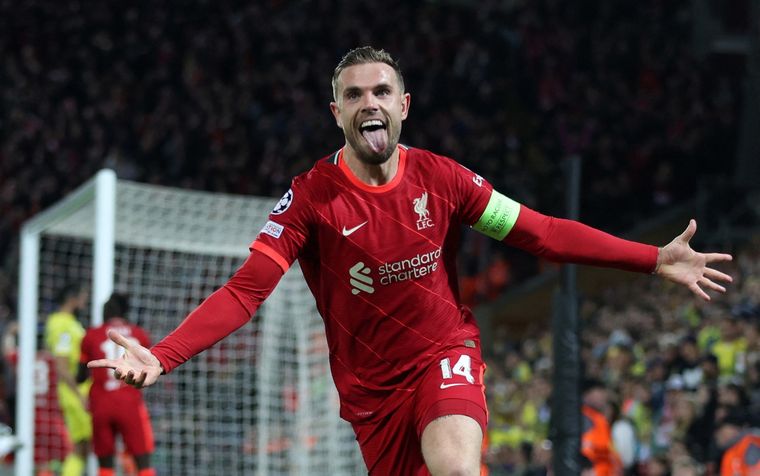 Aunque lo convalidaron como gol en contra, Jordan Henderson festejó el primer gol del Liverpool como propio.