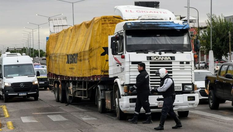 Un camión bloque el principal acceso a la Ciudad Foto: Alf Ponce Mercado/MDZ