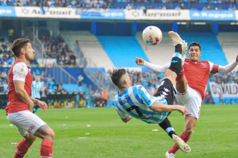 Una foto para la historia: Hauche volvió a convertirle a Independiente y Racing ganó el clásico.