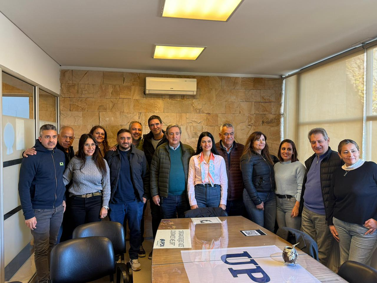 Congreso del PJ. Emir Félix rodeado de los intendentes peronistas (menos Celso Jaque) Congreso del PJ. Emir Félix rodeado de los intendentes peronistas (menos Celso Jaque)