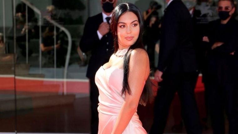 Sin ropa interior la mujer de Cristiano Ronaldo paralizó la red con pronunciada abertura en el vestido