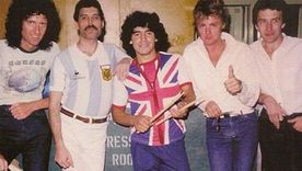 La icónica foto de los integrantes de Queen junto a Diego Armando Maradona. La icónica foto de los integrantes de Queen junto a Diego Armando Maradona.