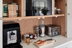 Los electrodomésticos más pequeños deben desenchufarse para protegerlos de sobretensiones. Créditos: Tom Howley.