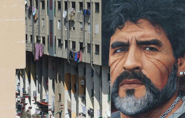 Diego Armando Maradona en un mural de la ciudad italiana.