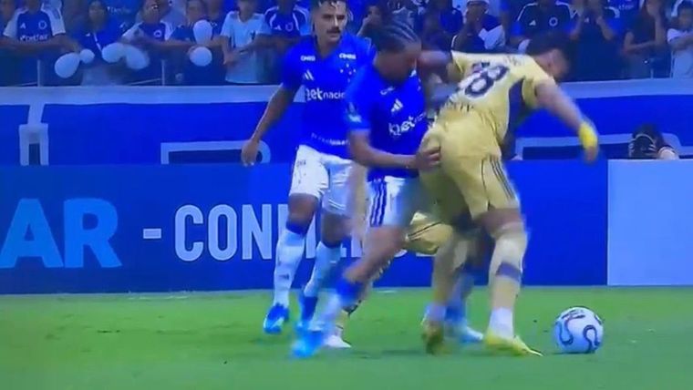 La mano de Christian, volante de Cruzeiro, en la cola de Adam Bareiro.