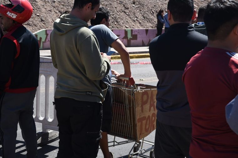 “¡Queremos carne!”, fue el grito unánime de los vecinos que se acercaron al lugar del accidente en el Acceso Este. “¡Queremos carne!”, fue el grito unánime de los vecinos que se acercaron al lugar del accidente en el Acceso Este.