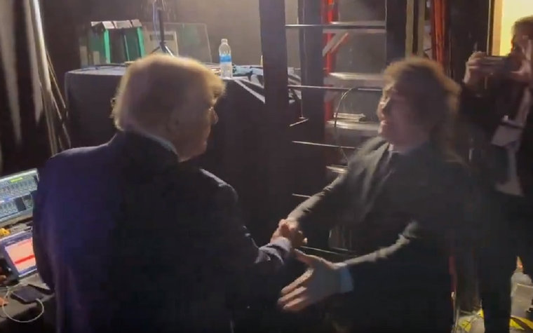 Donald Trump y Javier Milei tuvieron un breve encuentro en Washington Foto: Captura de pantalla