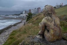 una misteriosa estatua sorprendio a todos en mar del plata