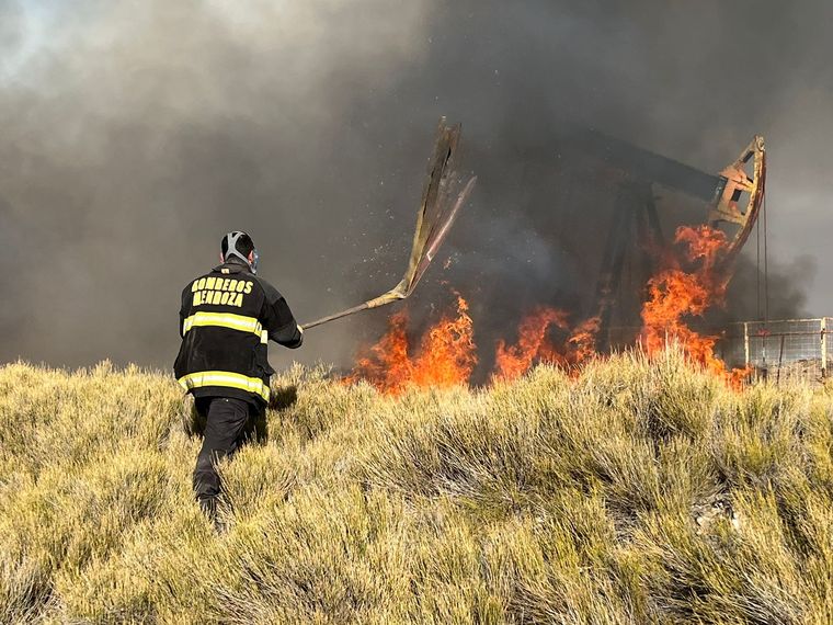 El incendio sigue siendo combatido en la zona de Los Parlamentos Foto: Gobierno