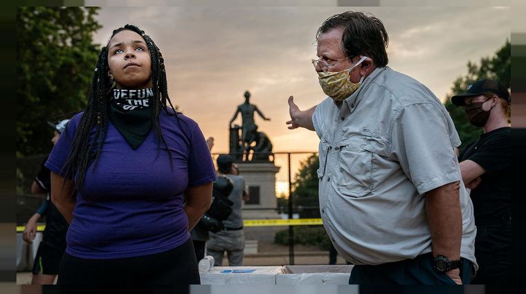 Debate sobre el Monumento a la Emancipación de Lincoln por Evelyn Hockstein, Estados Unidos. Anais (26 años) aboga por la retirada del Monumento a la Emancipación junto a un hombre que desea conservarlo, en Lincoln Park, Washington DC, Estados Unidos. Foto: World Press Photo 2021