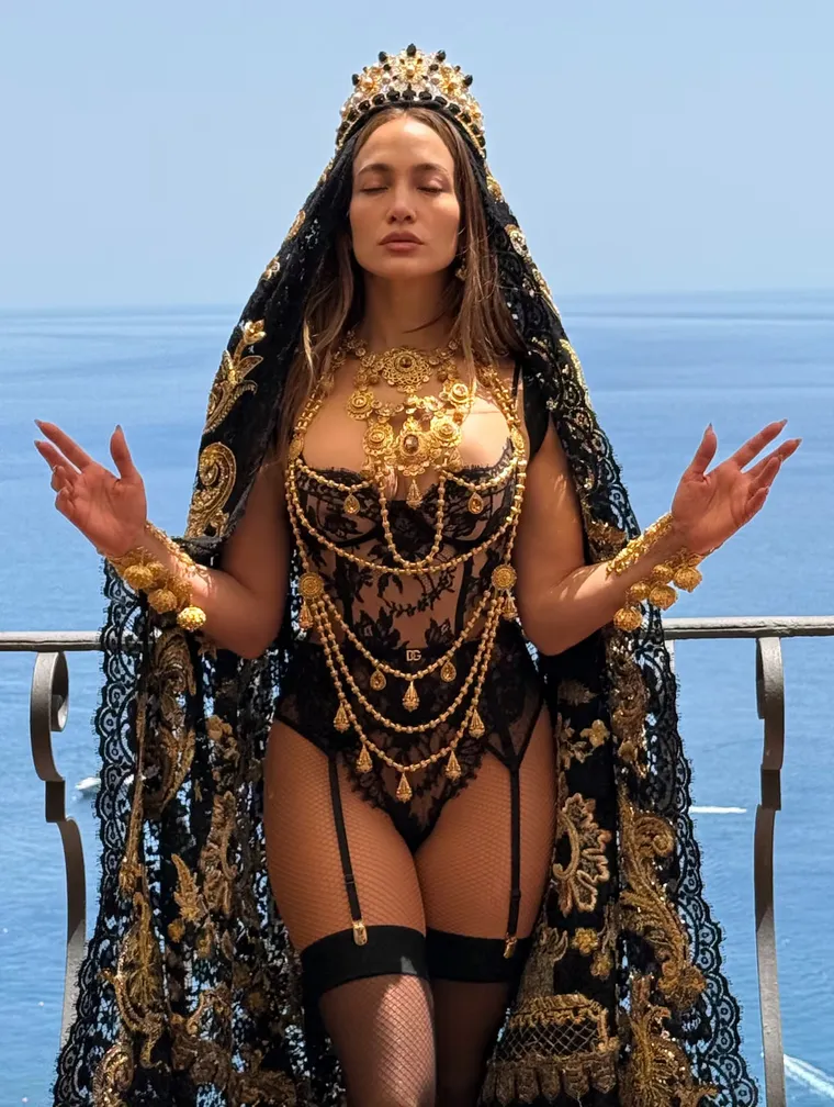 Jennifer López y su look para el desfile de Dolce & Gabbana. Jennifer López y su look para el desfile de Dolce & Gabbana.