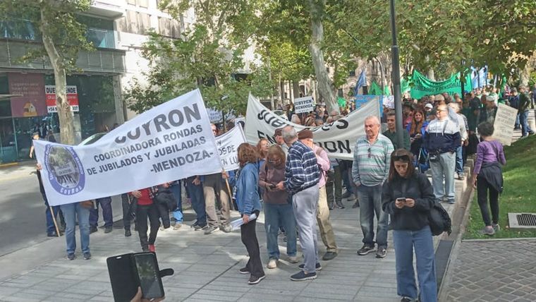La marcha de los jubilados en Mendoza. Foto: x @LautaroJimenezB
