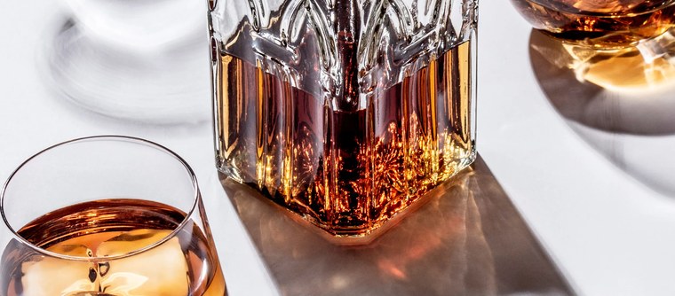 La mezcla de whisky y soda es la combinación perfecta cuando se quiere disfrutar de algo rico y fresco. Foto: GQ - https://www.gq.com.mx/estilo-de-vida/articulo/como-reconocer-y-tomar-buen-whisky