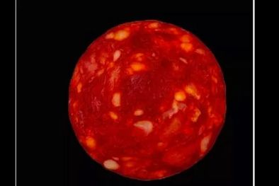 MDZol | Foto: ÉTIENNE KLEIN. Imagen de un chorizo, que el científico francés publicó en broma como si fuera una estrella captada por el telescopio James Webb.