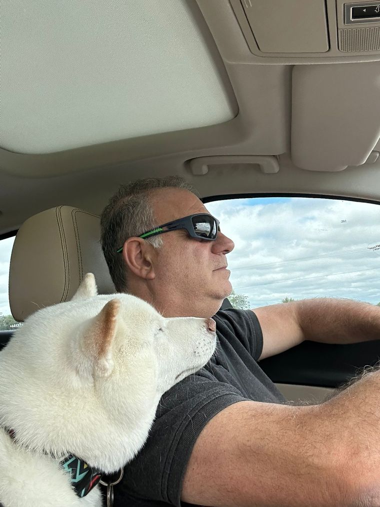 Kibu viajando junto a Dario. Los perros son integrantes de la familia y acompañan a Dario y Nicolás en todo. Kibu viajando junto a Dario. Los perros son integrantes de la familia y acompañan a Dario y Nicolás en todo.