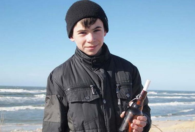 El joven muestra la botella. Foto: AP