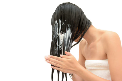MDZol | Aprovechá los beneficios del shampoo y el acondicionador por separado según tu tipo de cabello. Foto: Freepik