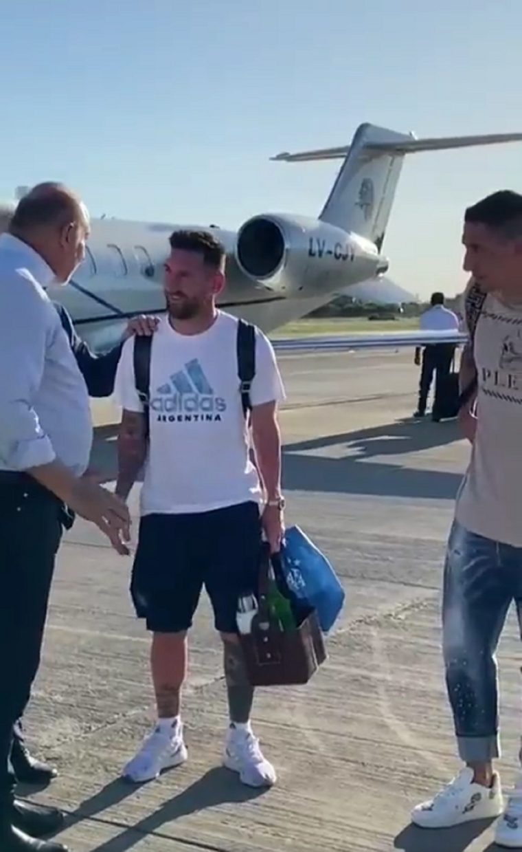 El gobernador de Santa Fe junto a Lionel Messi y Ángel Di María Foto: Captura de pantalla