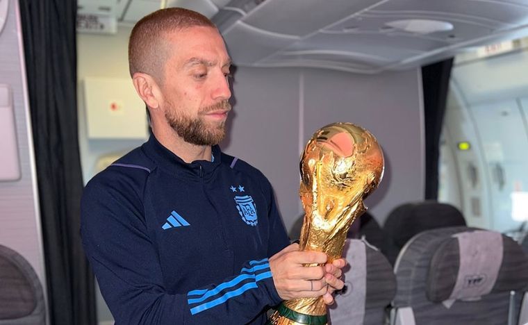 Papu Gómez levantó la Copa del Mundo y luego fue sancionado por doping. Igual, no le quitaron la medalla. Foto: Instagram Papu Gómez levantó la Copa del Mundo y luego fue sancionado por doping. Igual, no le quitaron la medalla. Foto: Instagram
