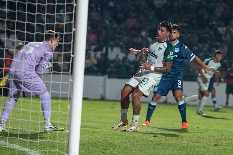 Racing enfrenta a Sarmiento en el Estadio Eva Perón.