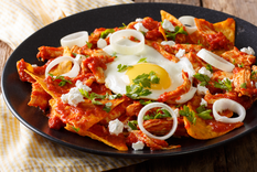 Los chilaquiles aparecen en libros de cocina mexicana desde el siglo XIX, siendo una receta que ha pasado de generación en generación.