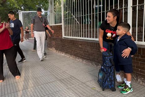 La vuelta a clases se llenó de padres y abuelos sacándose fotos con sus niños entusiasmados por este primer día. La vuelta a clases se llenó de padres y abuelos sacándose fotos con sus niños entusiasmados por este primer día.