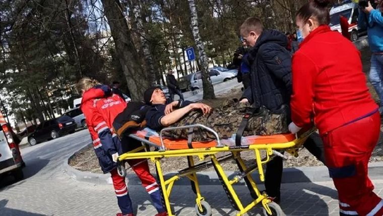 Médicos trasladan a un soldado herido en el ataque a la base militar de Yavoriv. Foto: REUTERS