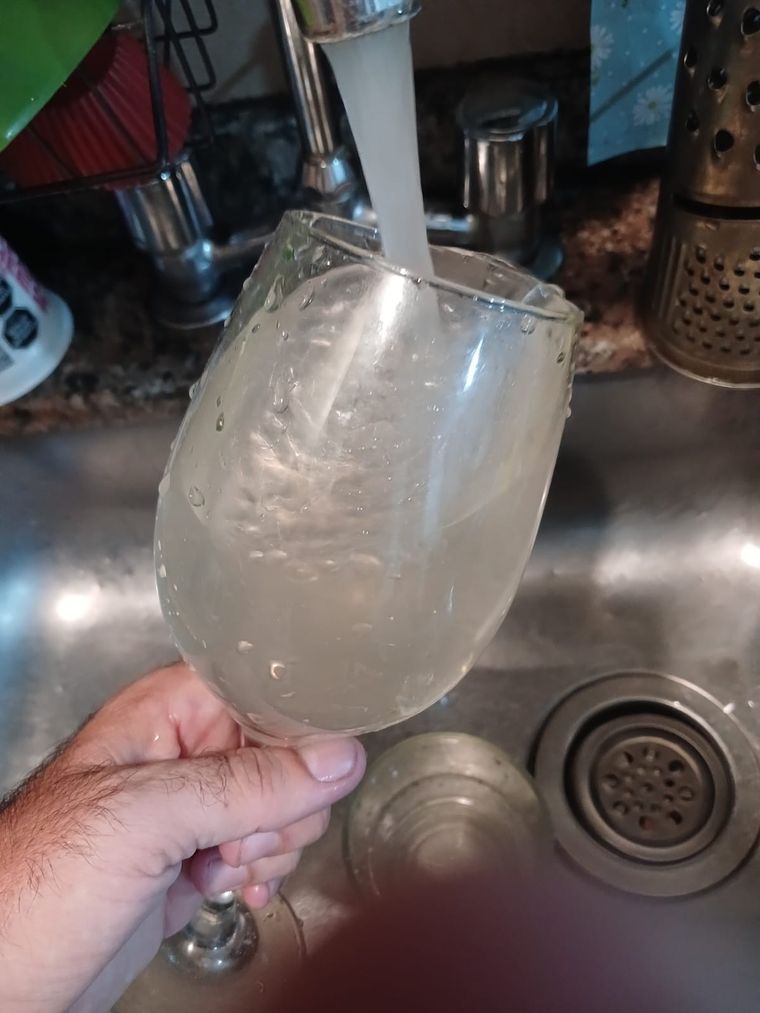 El agua sale turbia en zonas del Gran Mendoza. Foto: Gentileza