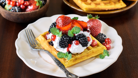 Un clásico renovado: receta de waffles de frutas y crema para lucirte sin esfuerzo.