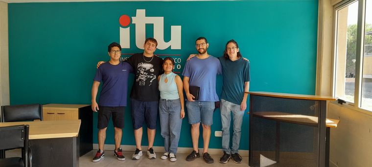 Isaac Da Rosa, Ramiro Bianchini, Macarena Suárez, Bruno Redolfi y Diego Avila, del ITU. Foto: UNCuyo