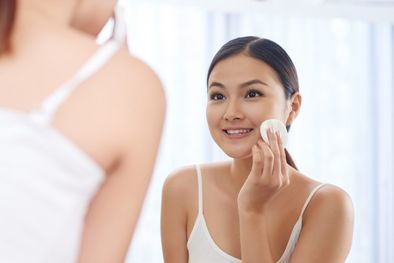 MDZol | Limpia tu rostro por las noches y recupera su lozanía. Foto: Taste of Home - https://www.tasteofhome.com/wp-content/uploads/2019/02/woman-washing-face-shutterstock_595168403.jpg