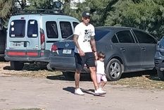 Agustín Almendra camina en el predio con su hijo. Foto: @RacingOnlineOK Agustín Almendra camina en el predio con su hijo. Foto: @RacingOnlineOK