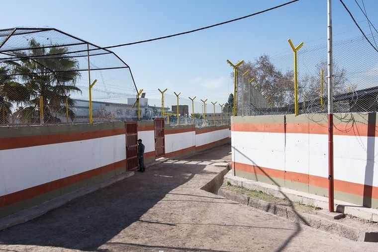 El joven tenía 20 años y fue encontrado por sus compañeros de celda