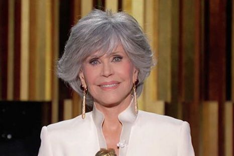 Tener 80 y lucir como 40: los secretos para lucir un traje blanco como Jane Fonda