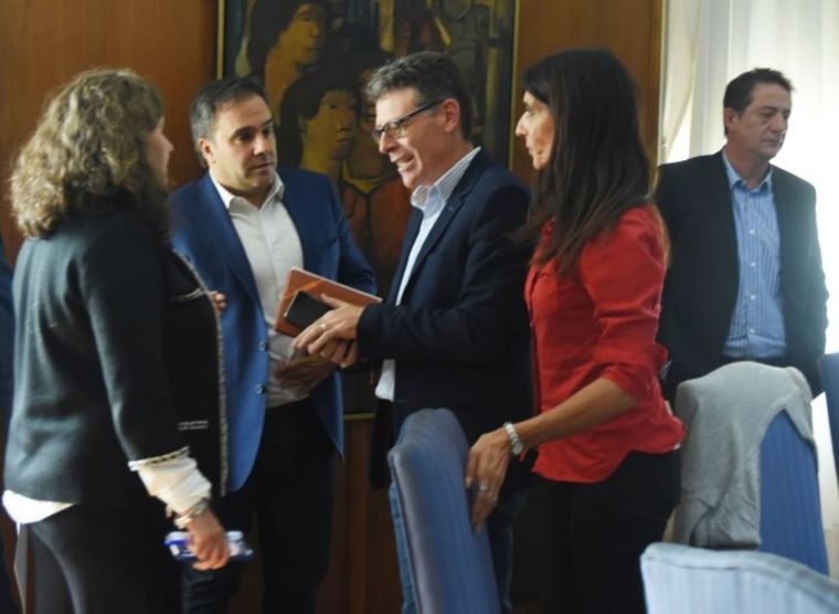 Roberto Campos junto a Nadal y legisladores.