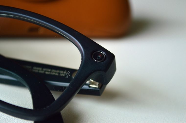 El diseño moderno de los lentes inteligentes oculta sensores capaces de procesar datos mediante inteligencia artificial. El diseño moderno de los lentes inteligentes oculta sensores capaces de procesar datos mediante inteligencia artificial.