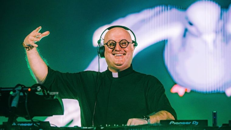 Padre Guilherme cambió el escenario de su presentación
