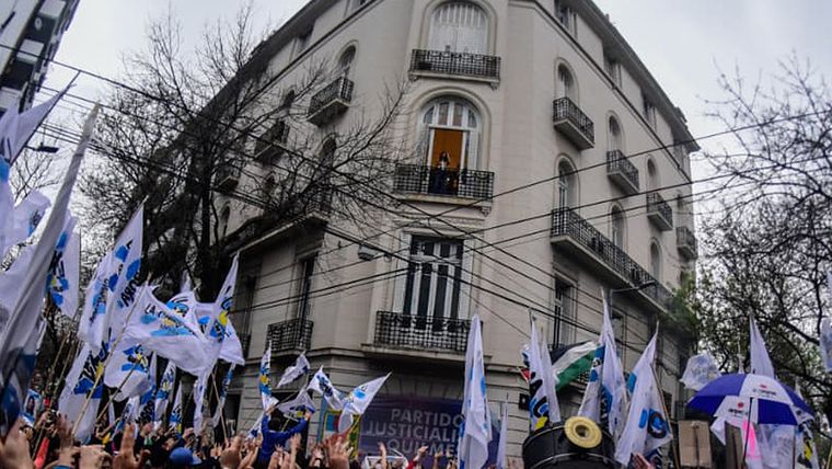 Cristina Kirchner saludando a militantes kirchneristas desde San José 1111, su prisión domiciliaria. Cristina Kirchner saludando a militantes kirchneristas desde San José 1111, su prisión domiciliaria.