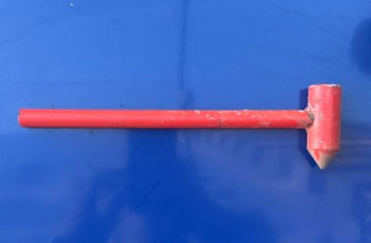 El martillo de emergencia con el que el pasajero destrozó las ventanillas del colectivo.&nbsp;