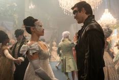 Benedict y Sophie en el baile donde, según las teorías, se escondería el prócer nacional. / Netflix