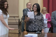 el insolito motivo por el que una diputada saltena juro en su asuncion vestida de novia