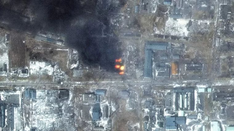 Edificios destruidos en Mariúpol. Las autoridades de la ciudad afirmaron que los ataques rusos han dejado al menos 2.400 civiles muertos. Foto: Reuters