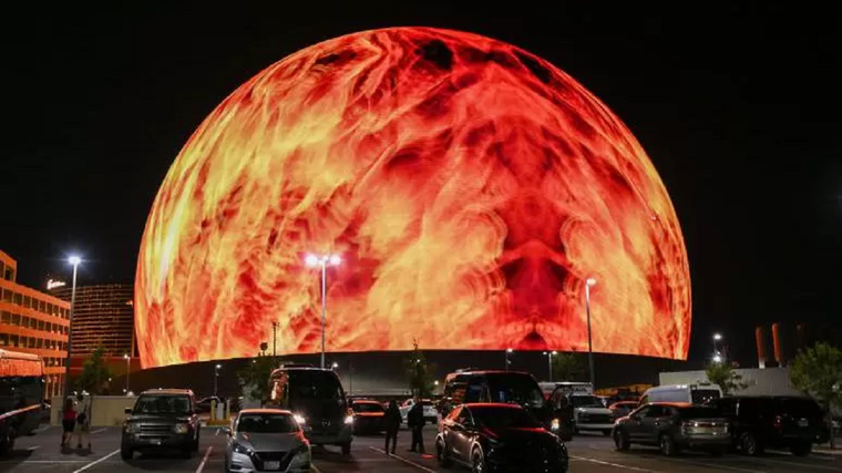La esfera encendió sus luces exteriores por primera vez el 4 de julio y abrió sus puertas este viernes 29 de septiembre. Foto: GETTY IMAGES