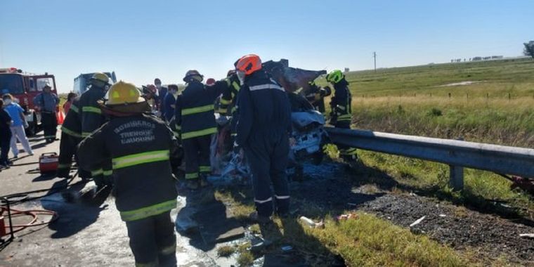 Un choque frontal dejó como saldo la muerte de dos hombres y tres niños