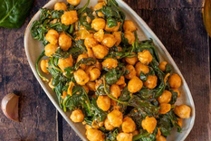 Aunque hoy parece una receta sencilla, en la Edad Media era considerada un plato valioso porque combinaba ingredientes fáciles de conservar durante largos viajes.